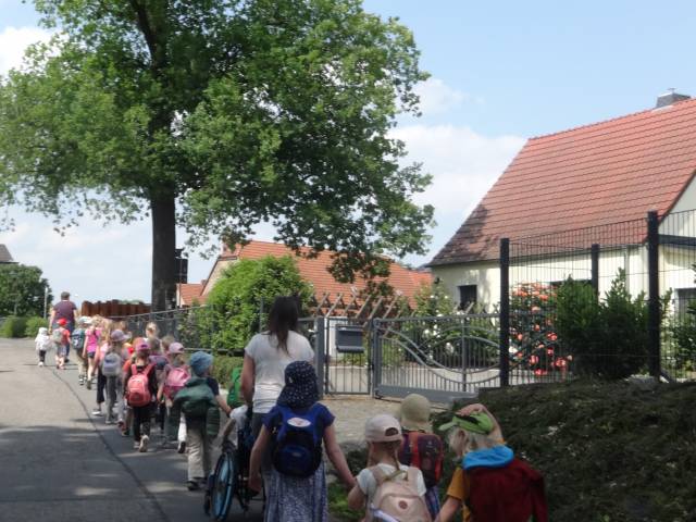 Auf dem Weg zum Überraschungskonzert l_dsc06467-1 Kita Unter dem Regenbogen – Neuigkeiten - Überraschungskonzert zum Kindertag